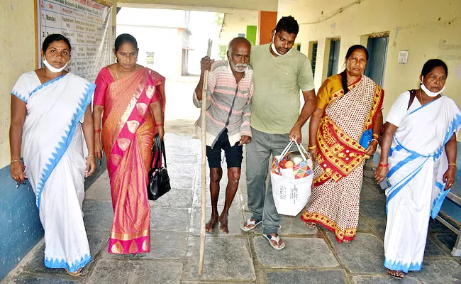 Father Became Orphan Turns To Tragedy Life Warangal - Sakshi