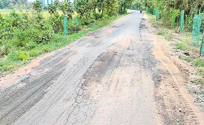 Telangana Dangerous Roads On The Outskirts Of Greater Hyderabad - Sakshi