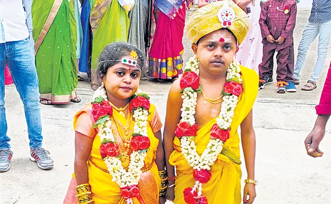 Karnataka Dwarfs Jyoti Vishnu Wedding At Chintamani Kaiwara Temple - Sakshi