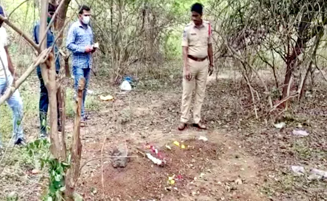 Students Panic After Seeing Tomb at Osmania University - Sakshi