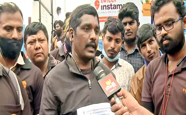 Swiggy Delivery Boys Protest in Hyderabad - Sakshi