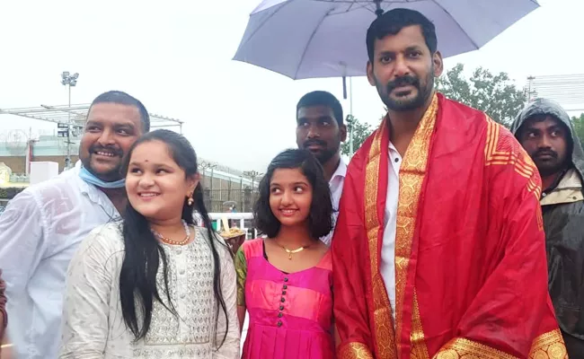 Hero Vishal Visited Tirumala By Walk - Sakshi