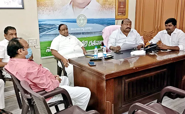 Huzurabad Bypoll: TRS Leaders Watching Results On TV At Mee Seva Center - Sakshi