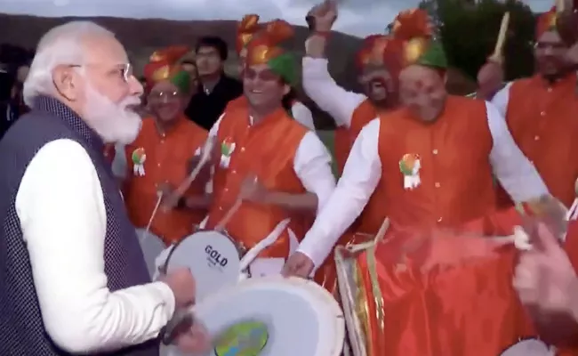 PM Modi Plays Drums Departure From Glasgow With Indian Community - Sakshi