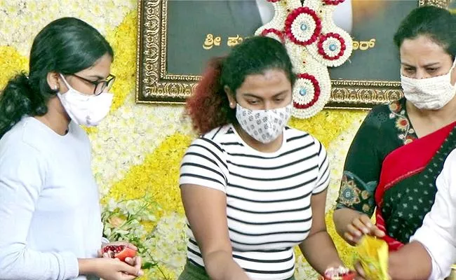 Puneeth Rajkumar Family Members Performing Pooja At Tomb - Sakshi