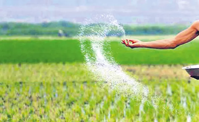 Huge Fertilizers ready In Rythu Bharosa Centres Andhra Pradesh - Sakshi