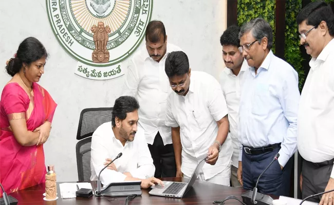 CM Jagan Releases Jagananna Vidya Deevena 3rd Instalment Fee Reimbursement - Sakshi