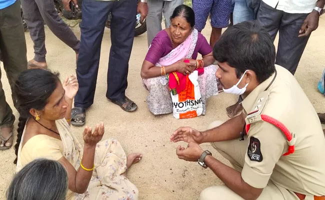 Police Saves Woman Life In Nizamabad - Sakshi