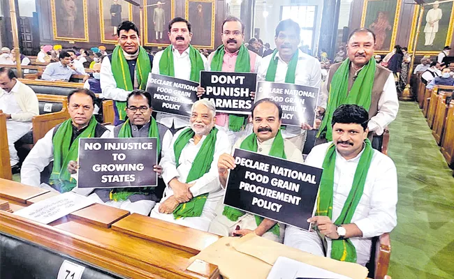 Trs Mps Protest Against Bjp At Parliament - Sakshi