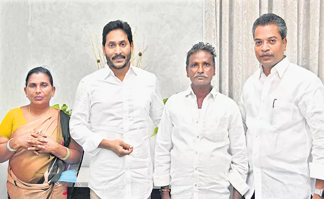 CM YS Jagan supported family of vijayawada love harassment Burned alive victim - Sakshi