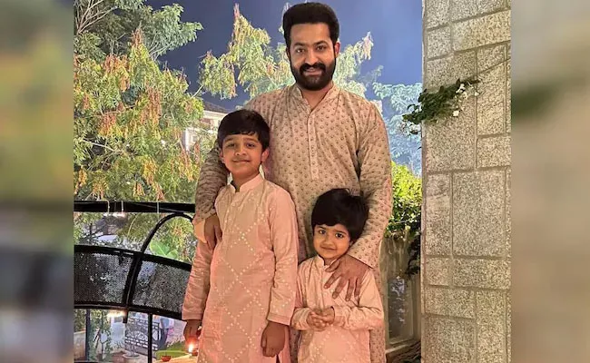 Has Jr NTR fractured His Right Hand, Here What Happened - Sakshi