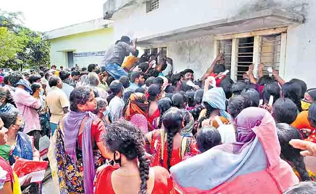 Farmers Selling Paddy To Millers And Brokers In Telangana - Sakshi