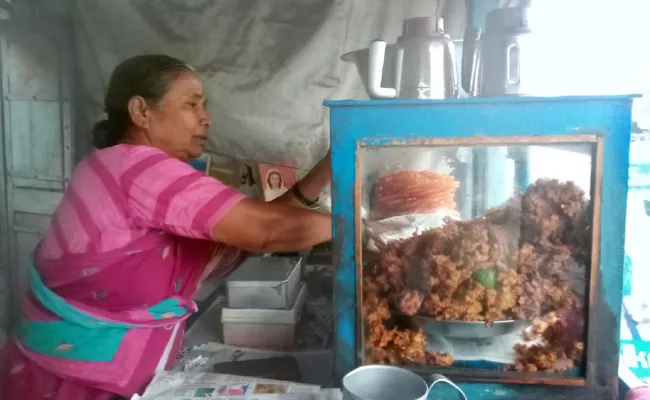 Guntur Phirangipuram Lourdu Masala Pakodi Very Famous - Sakshi