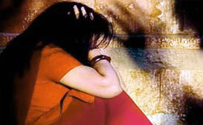 Three Members Molestation On Women At Golconda Hyderabad - Sakshi