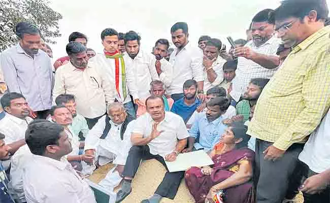 Mp Komatireddy Visited Kamareddy Farmer Family - Sakshi