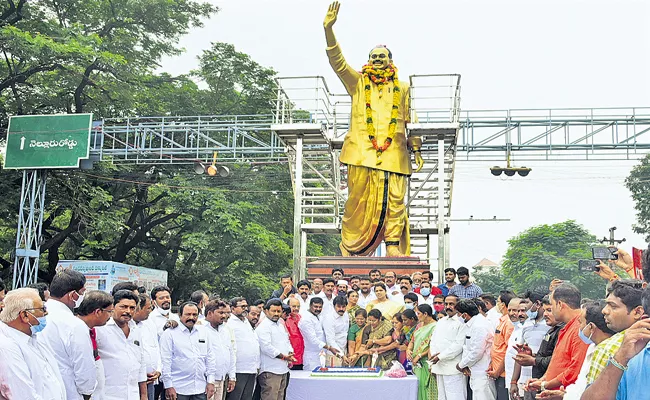 YSRCP Leaders Celebrated For Praja Sankalpa Yatra Four Years Celebrations - Sakshi