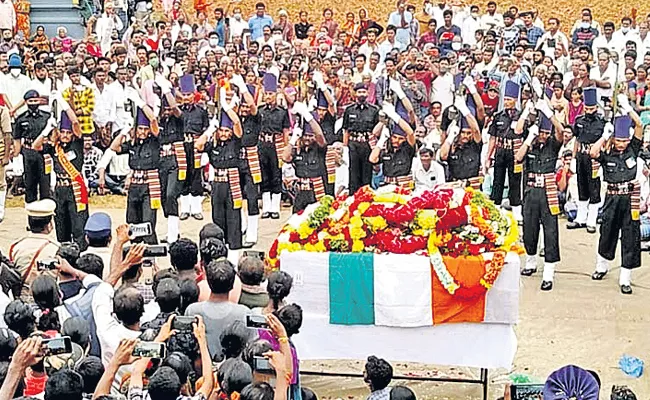 Chittoor Army Jawan Karthik Kumar Reddy Funeral With Official Formalities - Sakshi