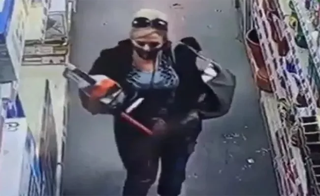 A women Thief Can Steal A Chainsaw From Large Store And Trying Out Different Methods - Sakshi