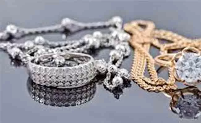 Woman Steals Jewellery In Her Own Home At Hyderabad - Sakshi