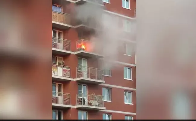 A Viral Video Shows Neighbours Helping To Extinguish The Fire In The Empty Apartment - Sakshi