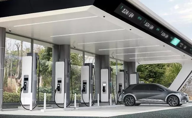 Oil PSUs To Set up 22000 EV Charging Stations in the next 3-5 years - Sakshi