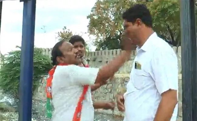 Farmar BJP MLA Slapping Police Constable In Karnataka - Sakshi