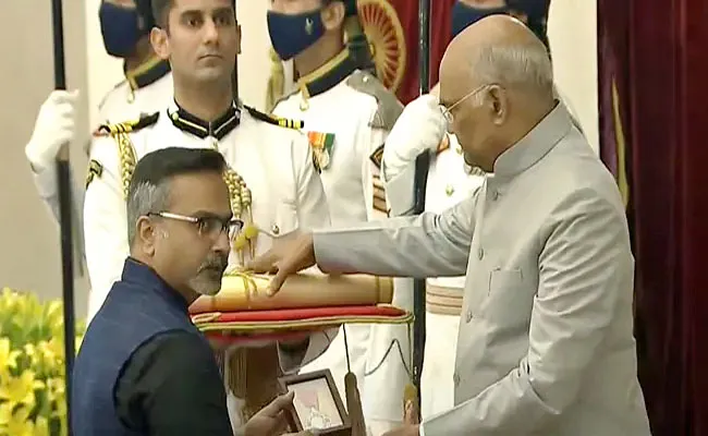 SP Charan Collects His Late Father SP Balasubrahmanyam Padma Vibhushan Award - Sakshi