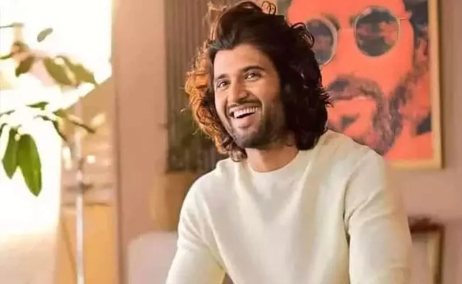 Vijay Devarakonda Shares Fun Video With His Brother Anand Deverakonda - Sakshi