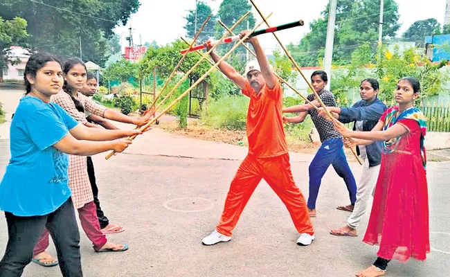 Silambam Art: Khareedu Sambaiah Alias Chanti Master in Karrasamu - Sakshi