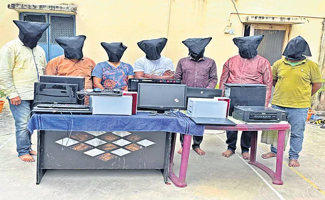 Cyberabad SOT Police Arrested 7 For Making Fake Registration Certificates - Sakshi