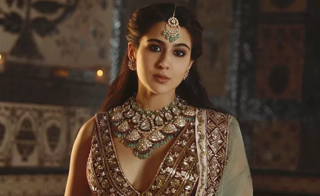 Sorry Shreya Maam But Sara Ali Khan Cannot Stop Singing Atrangi Re Song Chaka Chak - Sakshi