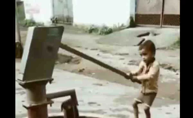 Viral Video Little Boy Drawing Water From Hand Pump For Thirsty Dog - Sakshi