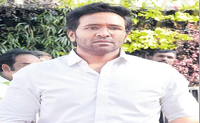 Manchu Vishnu Noble Gesture Towards Sai Teja Family - Sakshi