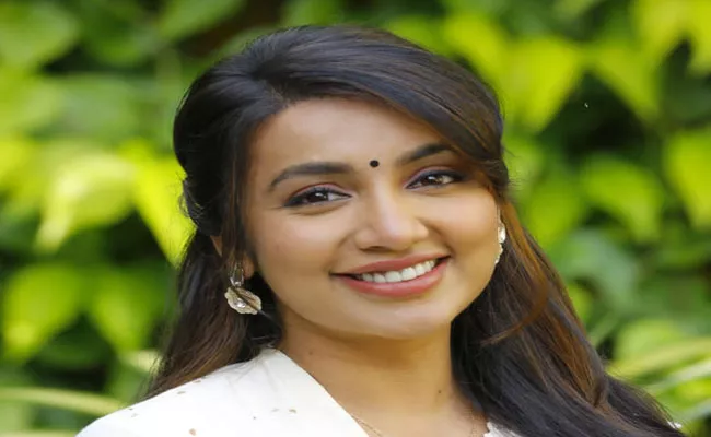 Tejaswi Madivada Play Key Role In Circus Car 2 Movie - Sakshi