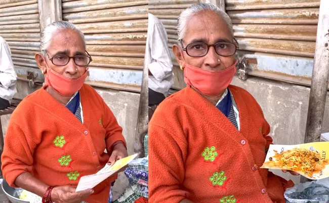 65 YR Old Nagpur Dadi Sells Poha For Just Rs 5 In Viral Video - Sakshi