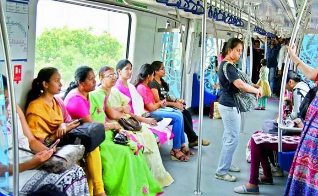 Hyderabad Metro Journey Passengers Forget Things In Train - Sakshi