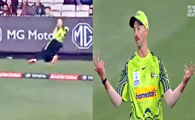 BBL 2021: Daniel Sams Unbelievable Catch But Fails To Get Batter Out - Sakshi