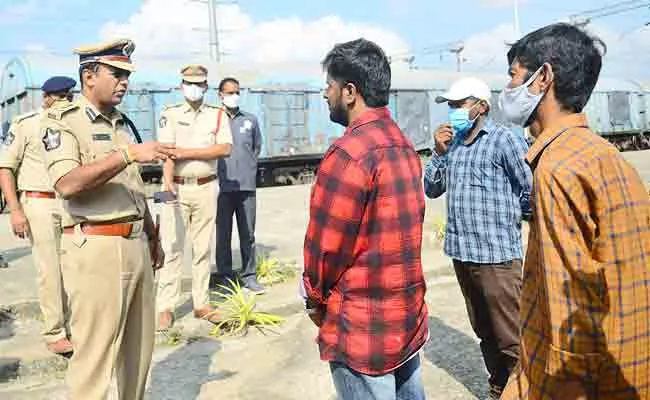 Police Speed Up On Searching For Cheddi Gang‌ In Vijayawada - Sakshi