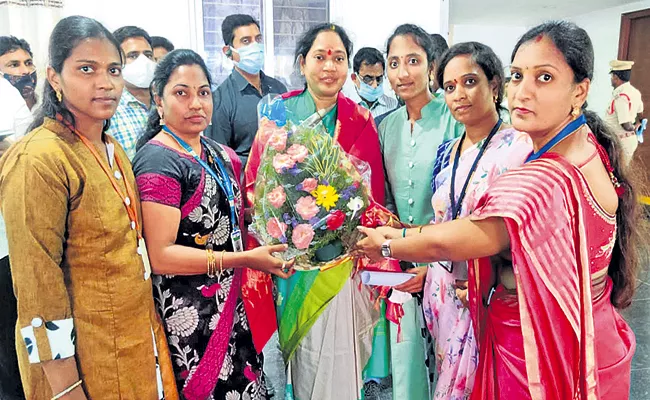 Women Police Association members met Mekathoti Sucharita - Sakshi