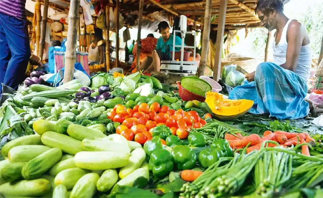 Vegetable Prices Continue To Soar Across In Telangana After Rain - Sakshi