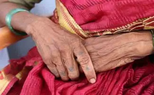 Man Assault Attempt On Old Woman Anantapur District - Sakshi