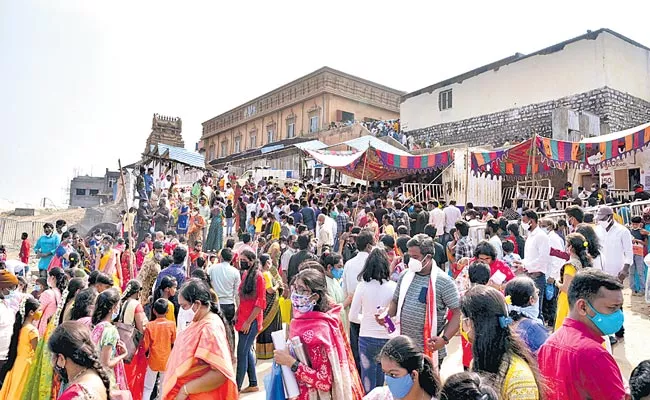 Devotees Crowd Increased In Yadadri Lakshmi Narasimha Swamy Temple - Sakshi