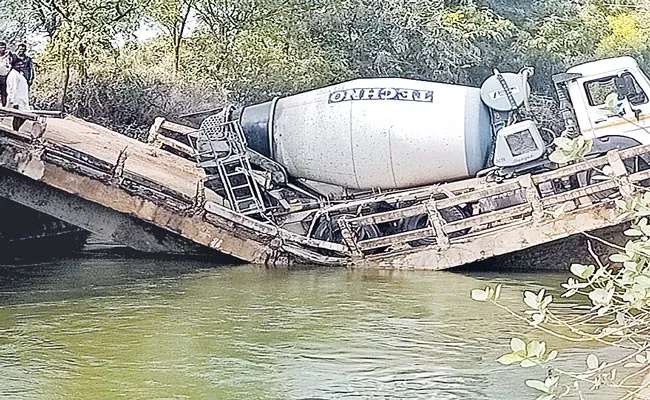 Bridge Collapsed Over The Jurala Canal In Gadwal District - Sakshi