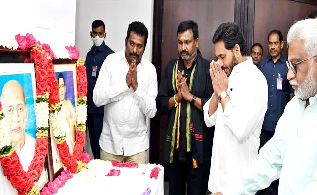 CM Jagan Pays Tribute To Potti Sriramulu At Tadepalli - Sakshi