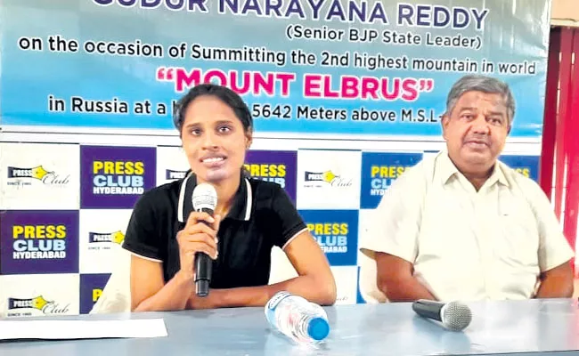 Padamati Anvitha Reddy Climbs Mount Elbrus Russia With Indian Flag - Sakshi