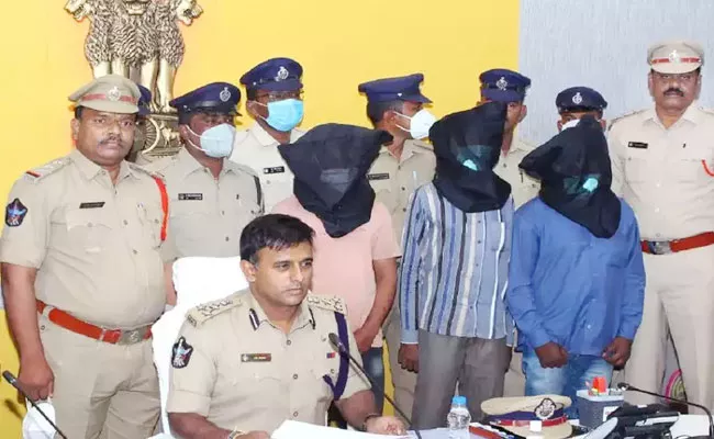 Police Arrested 3 Gujarat Chaddi Gang Members - Sakshi