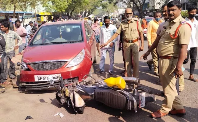 Road Accident: Car Collide With Three Bikes Karimnagar - Sakshi