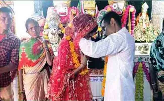 Couple Get Married In Mandhir Help Of Police At Jayapuram Odisha - Sakshi