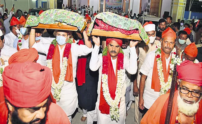 Kadapa Ameenpeer Dargah Urusu with devotional care - Sakshi