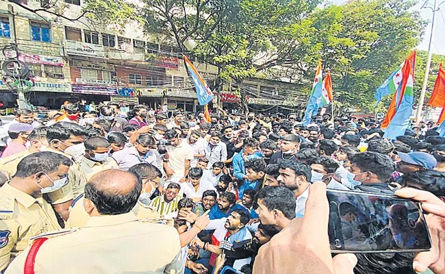 Telangana Intermediate Students Protest In Front Of Inter Board - Sakshi